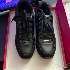 These brand new black tennis I ordered and the did not fit